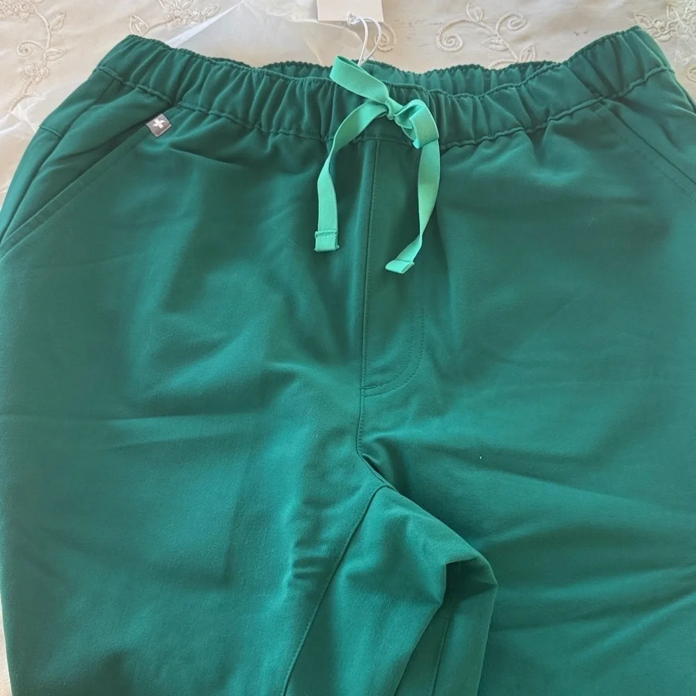 FIGS Tanson jogger scrub men’s small short length.